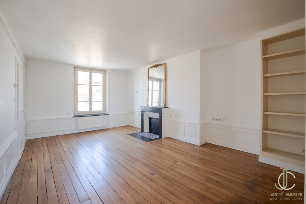 NANCY centre – T4 traversant, avec mini balcon