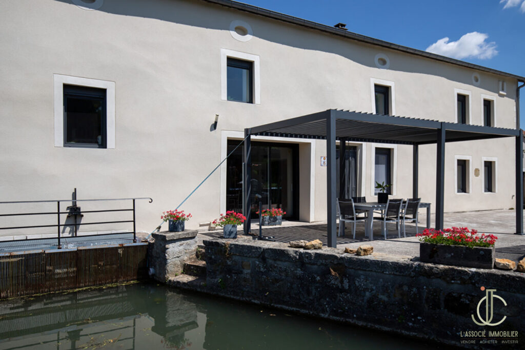 Saint Ouen Les Parey / Vosges : Ancien Moulin rénové 328m², Étang, 2.6 Hectares, DPE A